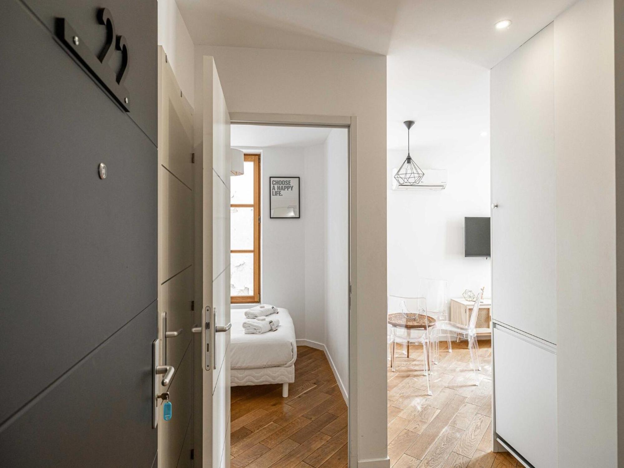 Apartment Renovated - Rue Meynadier Center - 1br 4p